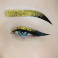 Alis dan eyeliner kuning hitam. (Instagram/mrs_akaeva).