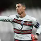 Cristiano Ronaldo. Dengan koleksi 11 gol di fase kualifikasi, striker Portugal ini membawa misi untuk mempertahankan trofi Piala Eropa yang direbut dalam edisi sebelumnya. Total 11 golnya di antaranya diraih saat mencetak quattrick dalam kemenangan 5-1 atas Lithuania. (AFP/John Thys)