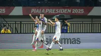 Selebrasi Teerasak Poeiphimai usai berhasil mencetak gol penyama kedudukan pada final Piala Presiden 2025&nbsp;di Stadion Si Jalak Harupat, Kabupaten Bandung, pada Minggu (13/7/2025) malam WIB. (Bola.com/Bagaskara Lazuardi)