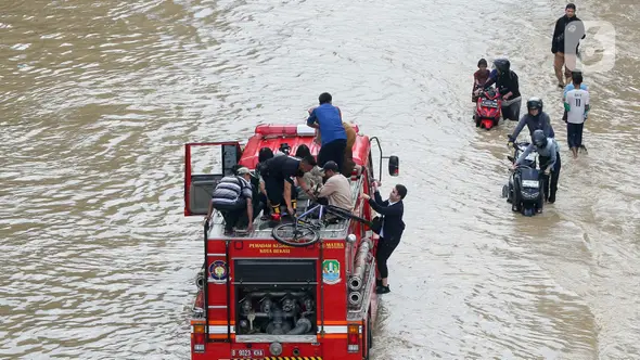 Imbas banjir kiriman ini, Kali Bekasi meluap. (Liputan6.com/Herman Zakharia)