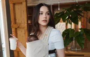 Alyssa Daguise Momong Baby Soleil dengan Gaya Kasual, Hermes Birkin Rp522 Juta Jadi Sorotan