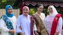 Masih mengenakan kebaya, kali ini dengan model kebaya Kartini warna putih rancangan Didiet Maulana [@enzystoria]