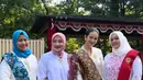 Masih mengenakan kebaya, kali ini dengan model kebaya Kartini warna putih rancangan Didiet Maulana [@enzystoria]