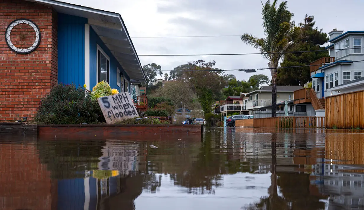Banjir menggenangi kawasan Rio Del Mar di Aptos, California, Amerika Serikat, 10 Januari 2023. Serangkaian badai yang menghantam California telah menyebabkan jalanan terendam banjir, gelombang tinggi air laut, sungai meluap, dan memaksa ribuan orang untuk mengungsi. (AP Photo/Nic Coury)