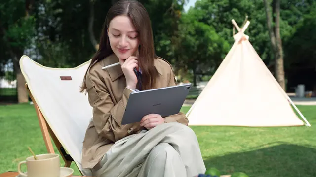 Wanita di luar ruang