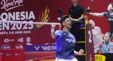 Tunggal putra Indonesia, Alwi Farhan, melakukan selebrasi setelah menaklukkan wakil India, H.S. Prannoy pada pertandingan 32 besar Indonesia Open 2025 di Istora Senayan Jakarta, Selasa (3/6/2025). (Bola.com/M Iqbal Ichsan)