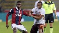 Penggawa Bologna, Amadou Diawara, tengah berduel dengan pemain AS Roma, Seydou Keita, dalam laga yang berlansgung di Stadio Renato Della'ara, Minggu (22/11/2015) dini hari WIB.  (REUTERS/Giampiero Sposito) 