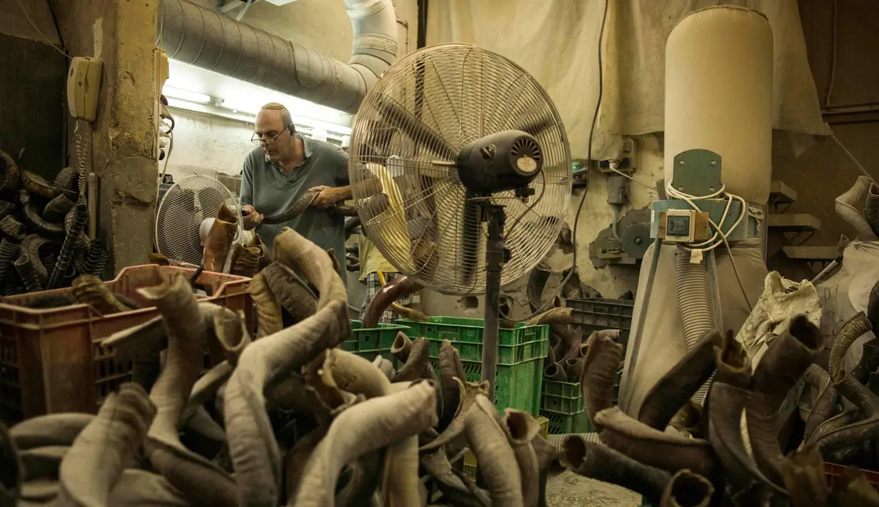 Pekerja menyelesaikan shofar di Bar-Sheshet Ribak Shofarot Israel di Tel Aviv, Israel, (19/9). Shofar adalah alat musik tiup terbuat dari tanduk binatang untuk tujuan ritual keagamaan Yahudi seperti Rosh Hoshana dan Yom Kippur. (AP Photo/Dan Balilty)