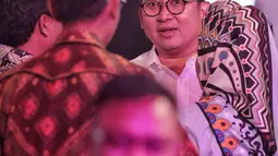 Wakil Ketua Umum Partai Gerindra, Fadli Zon berbincang sebelum Debat Capres Cawapres 2019 di Hotel Bidakara, Jakarta, Kamis (17/1). Isu debat perdana mengusung tema hukum, hak asasi manusia, terorisme, dan korupsi. (Liputan6.com/Faizal Fanani)