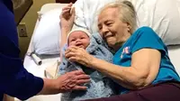 Para penderita demensia itu terlihat menangis haru saat diberi boneka bayi. Mereka menganggap itu seperti anak mereka sendiri.