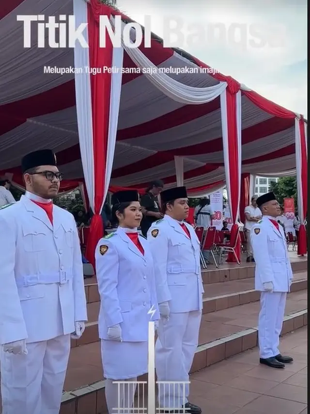 Potret Komika dan Seniman Gelar Upacara Penurunan Bendera