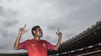 Pemain Persija Jakarta, Evan Dimas, bergaya dengan inisial The Jakmania saat latihan di SUGBK, Jakarta, Jumat (7/2). Latihan ini persiapan jelang Liga 1 Indonesia 2020. (Bola.com/Vitalis Yogi Trisna)