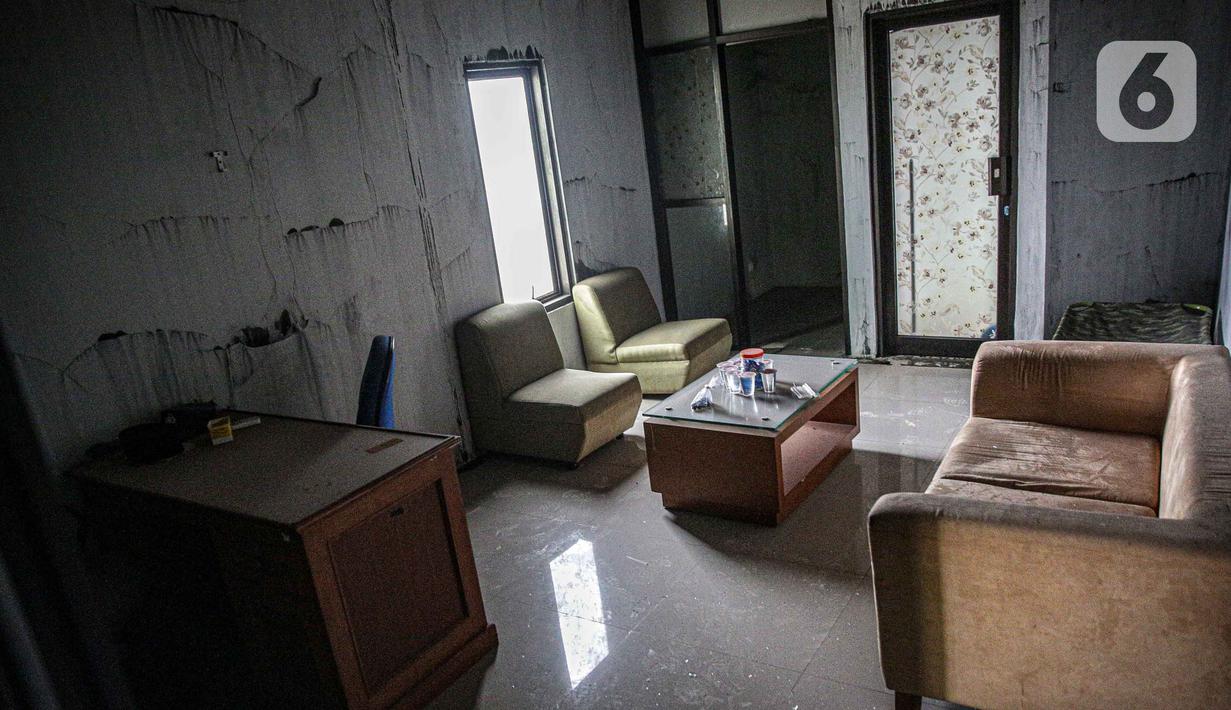 Kondisi Pos Polisi Subsektor Pejompongan pasca dibakar pihak tak dikenal usai aksi berujung ricuh di depan Gedung DPR/MPR RI, Jakarta, Selasa (12/4/2022). Pospol tersebut dibakar tepat setelah ada bentrokan yang melibatkan pihak kepolisian di sekitar lokasi kejadian. (Liputan6.com/Faizal Fanani)