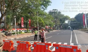 Polisi melakukan rekayasa lalu lintas di sekitar Jalan Medan Merdeka menuju ke Istana Kepresidenan, Jakarta Pusat saat demo buruh.