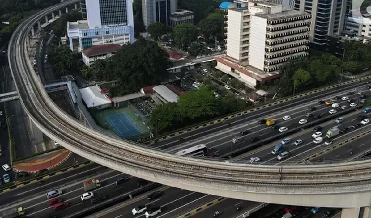 "Coba bayangkan dari Warung Buncit ke Rasuna Said itu kan 90 derajat. Kalau misalkan mau dilengkungkan panjang, wah hotel-hotel harus habis semua,"