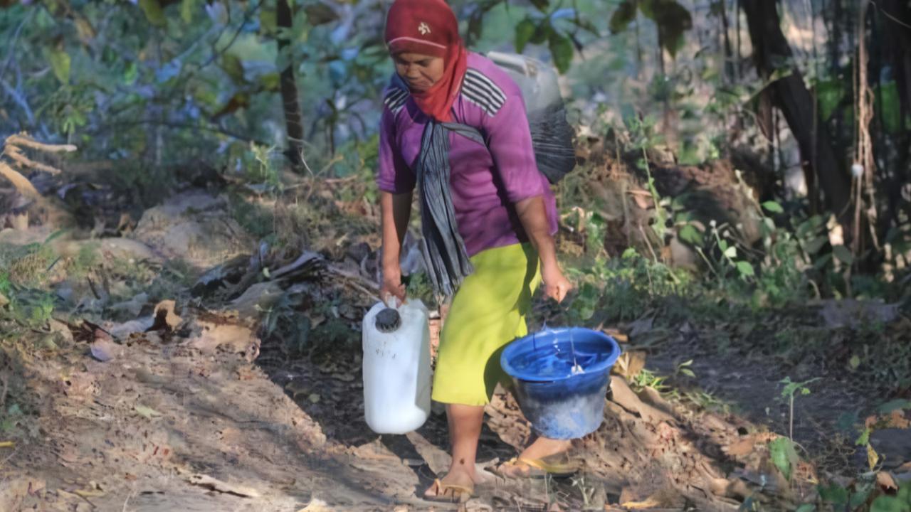 Potret Miris Kekeringan di Ponorogo, Ratusan Warga Tempuh 2 KM ke Tengah Hutan Demi Sumber Air Satu-satunya