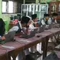 Nurlaela Siswi MTs N 2 Kota Cirebon berusaha tetap semangat mengikuti UNBK 2018. Foto (Liputan6.com / Panji Prayitno)