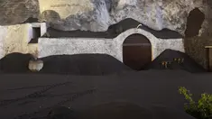 Restoran tertutup abu dari gunung berapi Cumbre Vieja di Las Manchas de Abajo di pulau Canary La Palma, Spanyol, Rabu (27/10/2021). Penduduk di Pulau La Palma menghadapi kemungkinkan gempa yang lebih kuat yang bisa memperparah kerusakan oleh muntahan lava gunung tersebut. (AP Photo/Emilio Morenatti)
