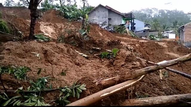 Longsor besar di Desa Pacarmulyo Kecamatan Leksono, Wonosobo nyaris menimbun puluhan warga. (Foto: Liputan6.com/Tangkapan layar video/Muhamad Ridlo)