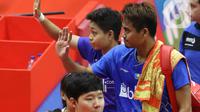 Pebulutangkis Indonesia, Tontowi Ahmad/Apriyani Rahayu usai melawan Seo Seung Jae/Chae Yujung (Korea Selatan) pada babak pertama ganda campuran Indonesia Master 2020 di Istora GBK, Jakarta, Rabu (15/1/2020). Pertandingan tidak dilanjutkan karena Chae Yujung cedera. (Liputan6.com/Helmi Fithriansyah)