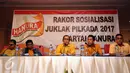 Ketua Tim Pilkada Pusat Partai Hanura, Erik Satrya Wardhana (tengah) memberikan keterangan terkait Pilkada 2017 di Jakarta, Selasa (29/3). Dalam rilisnya, Partai Hanura perlu menjaring bakal calon pemimpin daerah terbaik. (Liputan6.com/Helmi Fithriansyah)