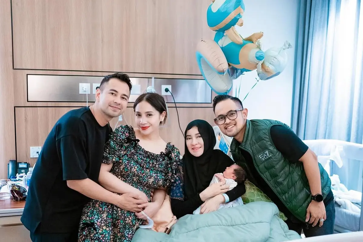 Pesona Anggun Nagita Slavina dengan Floral Dress saat Jenguk Shandy Purnamasari yang Baru Saja Melahirkan Anak Laki-laki
