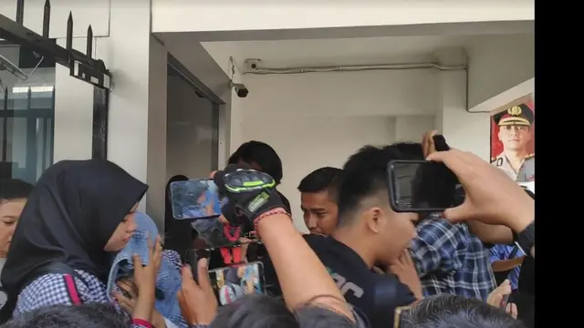 Medina Zein tutupi wajahnya dengan jaket jeans (Foto: Surya Hadiansyah)