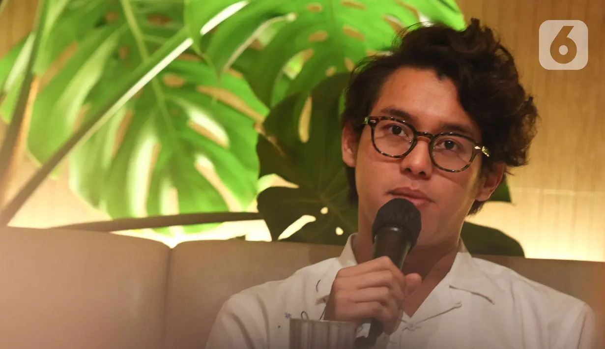 Penyanyi Ardhito Pramono memberikan keteranangan saat rilis album perdana Wijayakusuma di kawasan Senopati, Jakarta, Rabu (13/7/2022). Lagu 'Wijayakusuma' menjadi salah satu materi untuk album penuh Ardhito ini. (Liputan6.com/Herman Zakharia)