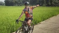 Nirina Zubir Bagikan Tips Naik Sepeda Aman di Tengah Pandemi. (dok.Instagram @nirinazubir_/https://www.instagram.com/p/CE0mK7AjrqO/Henry)