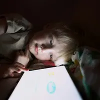 Konten yang viral biasanya sering menarik perhatian anak dengan adanya hal ini bagaimana pola pikiran anak akan terbentuk (Foto: Maxim Tolchinskiy/Unsplash)