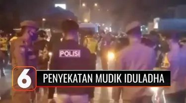 Untuk mengantisipasi gelombang arus mudik Idul Adha, ratusan kendaraan yang melintas di Jalur Pantura Tanjungpura, Karawang, Jawa Barat, Minggu malam (18/7), diputar balik ke arah Jakarta. Mereka diputar balik karena tidak bisa menunjukkan surat kete...