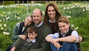 Foto kartu natal 2025 Kate Middleton dan Pangeran William. (dok. Tangkapan layar Instagram @princeandprincessofwales/https://www.instagram.com/p/DSZlrQSDWaF/Dinny Mutiah)