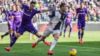 Pemain Juventus Cristiano Ronaldo (kanan) menggiring bola saat menghadapi Fiorentina pada pertandingan Liga Italia di Allianz Stadium, Turin, Italia, Minggu (2/2/2020). Ronaldo tampil memukau dengan menorehkan dua gol saat Juventus menang 3-0. (Marco Bertorello/AFP)