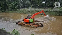 Pengerukan tersebut dilakukan untuk perawatan aliran kali dan mengantisipasi banjir disaat musim penghujan. (Liputan6.com/Angga Yuniar)
