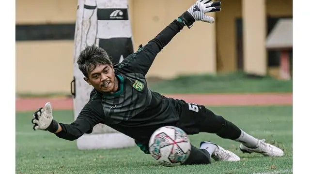 5 Potret Andhika Ramadhani saat Latihan Bareng Persebaya, Kiper Bajul Ijo