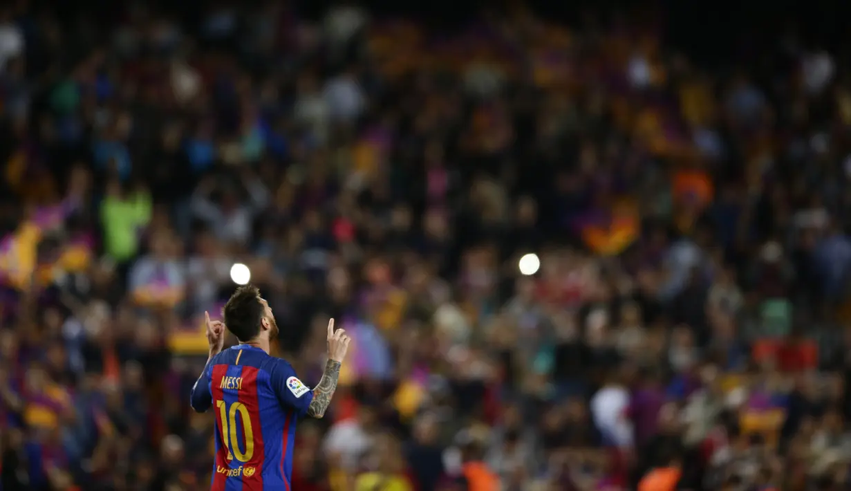 Lionel Messi merayakan golnya saat melawan Eibar pada lanjuta La Liga, Messi pencetak gol terbanyak dengan total 37 gol selama musim 2016-2017. (AP/Manu Fernandez)