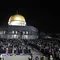 Suasana di luar Kubah Batu (Dome of the Rock) yang terlihat dipadati umat muslim beribadah saat memburu malam Lailatul Qadar di kompleks Masjid Al-Aqsa di Yerusalem (8/5/2021). (AFP/Ahmad Gharabli)