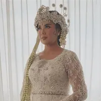 Resmi menikah dengan anggota DPRD, Catherine Wilson tampil menawan kenakan kebaya Sunda. (Instagram/berkatkebaya).
