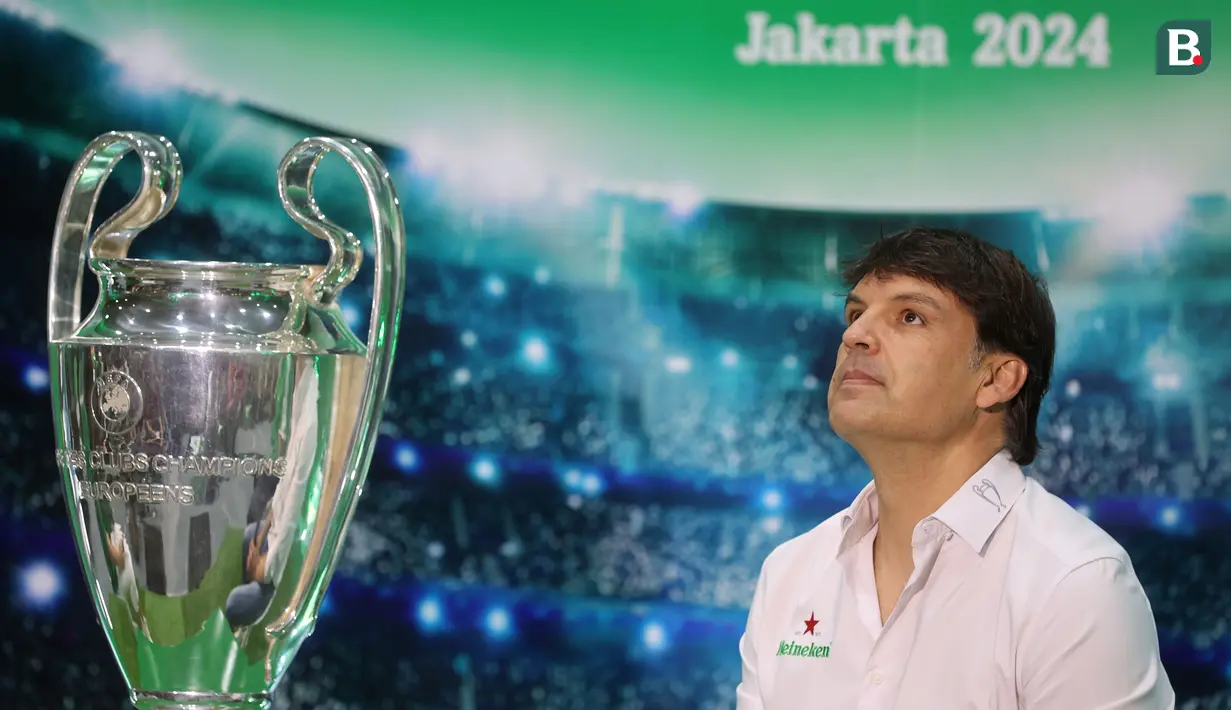 <p>Legenda Real Madrid, Fernando Morientes, hadir dalam acara bertajuk Meet The UEFA Champion League Trophy and Legends di MGP Space SCBD, Jakarta, Jumat (26/4/2024). (Bola.com/M iqbal Ichsan)</p>