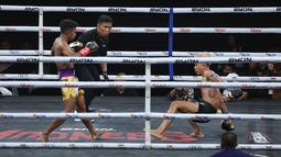 Kkasam berhasil menjatuhkan Weerian saat bertarung dalam partai utama BYON Madness 2025 di Stadion 6 Emtek City, Jakarta Barat, Sabtu (30/8/2025). (Bola.com/M Iqbal Ichsan)