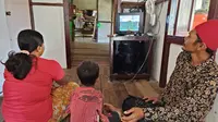 Samirin (45) bersama keluarganya kini bisa menikmati hiburan di televisi pada siang hari setelah PLN berhasil mengalirkan listrik 24 jam ke Desa Temajuk, Kabupaten Sambas, Kalimantan Barat. Desa tersebut menjadi desa terluar yang berbatasan langsung dengan Malaysia.
