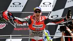 Pembalap Ducati Team, Jorge Lorenzo, merayakan selebrasi di podium setelah memenangkan Moto Grand Prix di Sirkuit Mugello, Italia, Minggu (03/6). Jorge Lorenzo menang atas Andrea Dovizioso dan Valentino Rossi. (AFP FOTO / Tiziana Fabi)