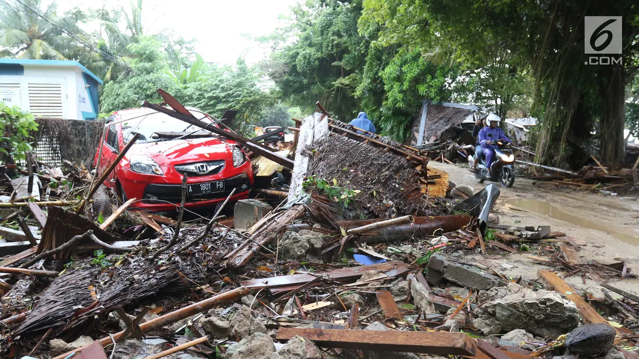 Mobil Diterjang Tsunami Anyer