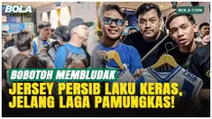 Bobotoh memadati Graha Persib di Jalan Sulanjana, Bandung, Jumat (22/5/2026), demi berburu jersey dan merchandise jelang laga terakhir Persib melawan Persijap Jepara. Antrean panjang terjadi, bahkan wisatawan asal Singapura ikut datang memberi dukung...