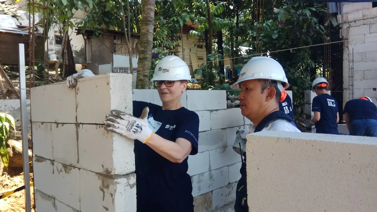 Duta besar negara perwakilan di Indonesia membangun rumah layak huni di Bogor. (Dokumentasi Habitat for Humanity Indonesia)