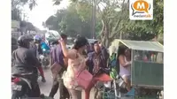 Seorang Ibu Memukul Tukang Becak Setelah Motornya Terjepit