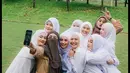 Selain dres code putih abu-abu layaknya anak SMA, ada juga beberapa yang hadir mengenakan seragam pramuka. [Instagram/adindaamiraa]