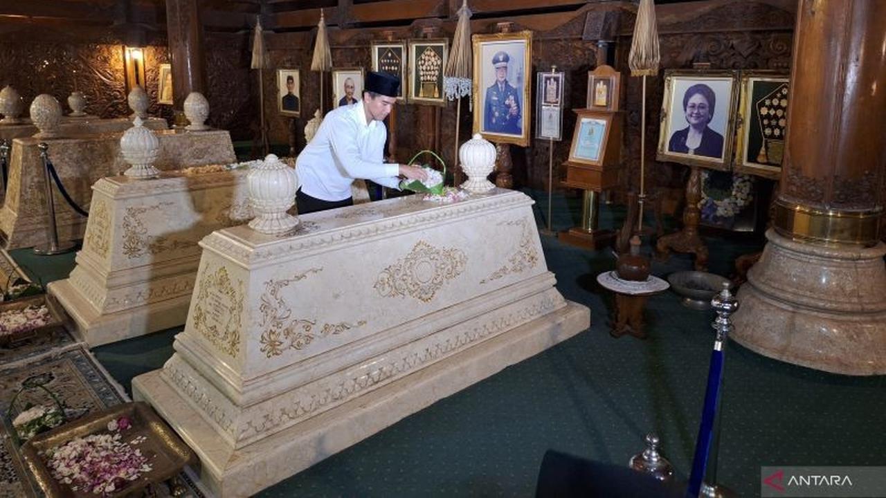 Kaesang Ziarah Makam Soeharto dan Ibu Tien, Kenang 'Bapak Pembangunan' di Hari Lahir Ibu Tien