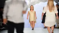 Model yang bertubuh pendek tampak berlenggak-lenggok di atas catwalk  saat Berlin Fashion Week 2016 di Berlin, Jerman, 9 Juli 2015. Mereka memperagakan koleksi busana karya desainer terkenal, Sema Gadik. (AFP PHOTO/DPA/BRITTA PEDERSEN)
