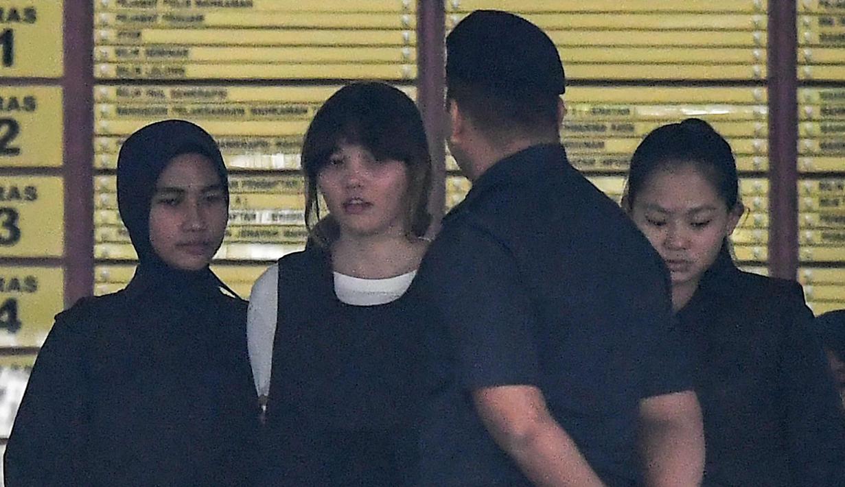 Petugas mengawal tersangka Doan Thi Huong asal Vietnam (kedua kiri) usai menjalani sidang di Pengadilan Tinggi Shah Alam, Kuala Lumpur, Malaysia (2/10). Doan Thi Huong dituduh membunuh Kakak Tiri Kim Jong-un, Kim Jong-nam. (AFP Photo/Mohd Rasfan)